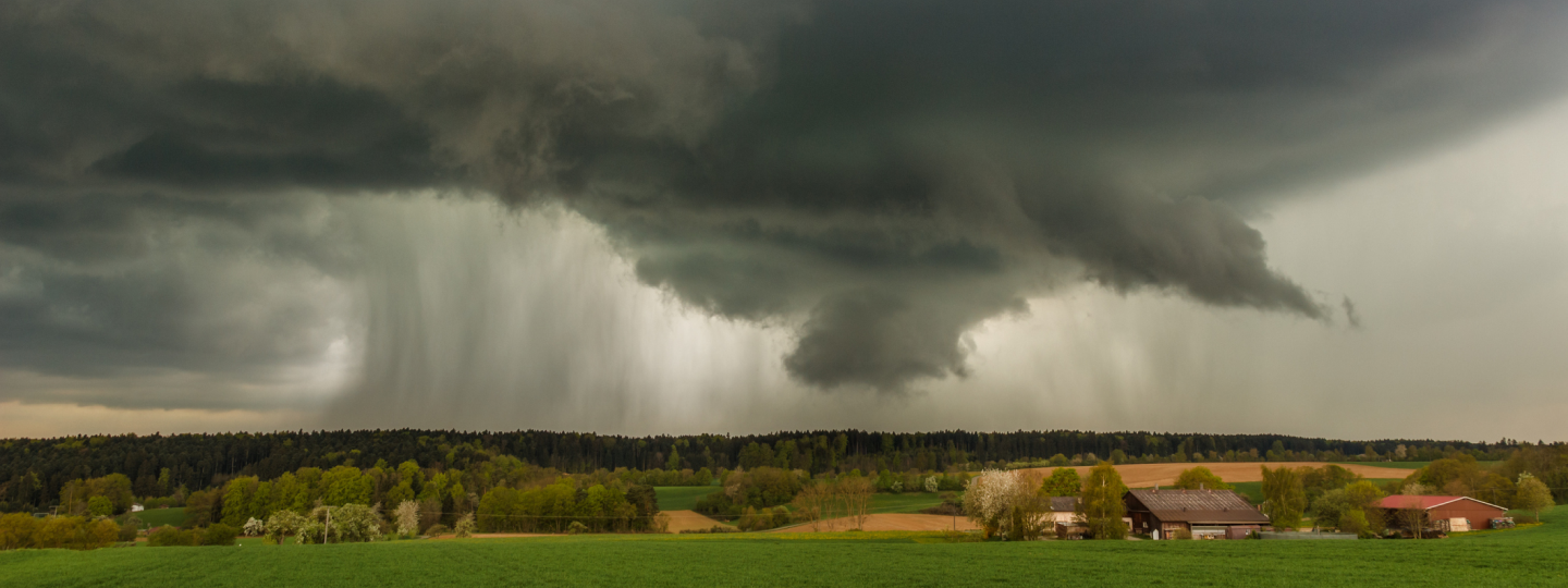 Wolkenverhangener Himmel mit Gewitter und Blitz