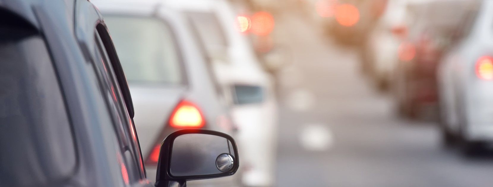 Autos stehen im Stau.