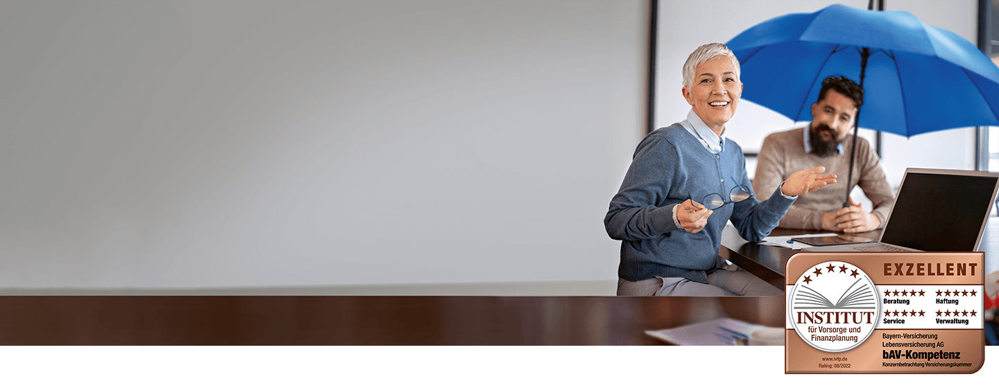 Frau sitzt neben Mann, der den blauen Schutzschirm in den Händen hält