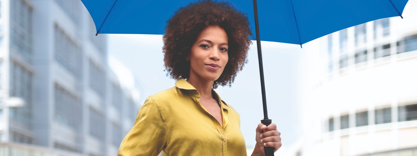 Paar im Wohnzimmer betrachtet Schallplatten