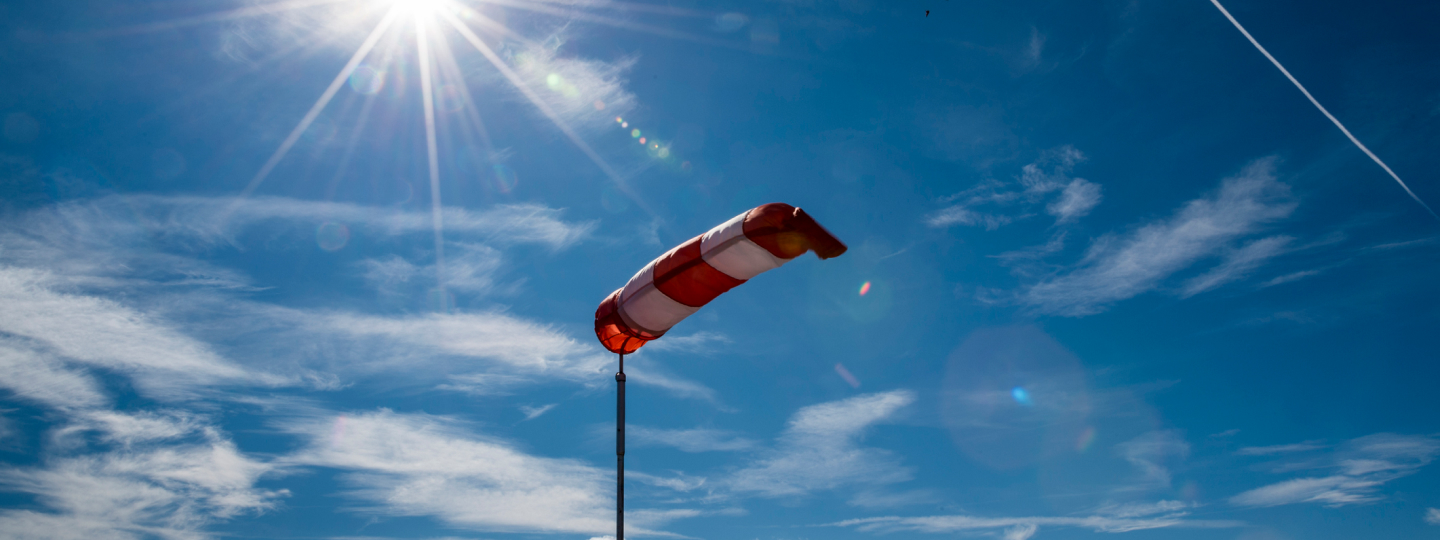 rot weißer Windsack im Sonnenschein
