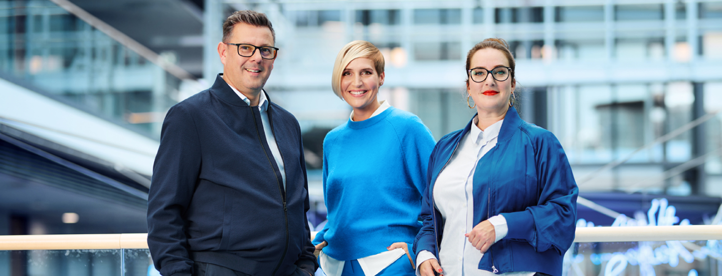 Drei Konzernmitarbeiter im VKB-Gebäude in München
