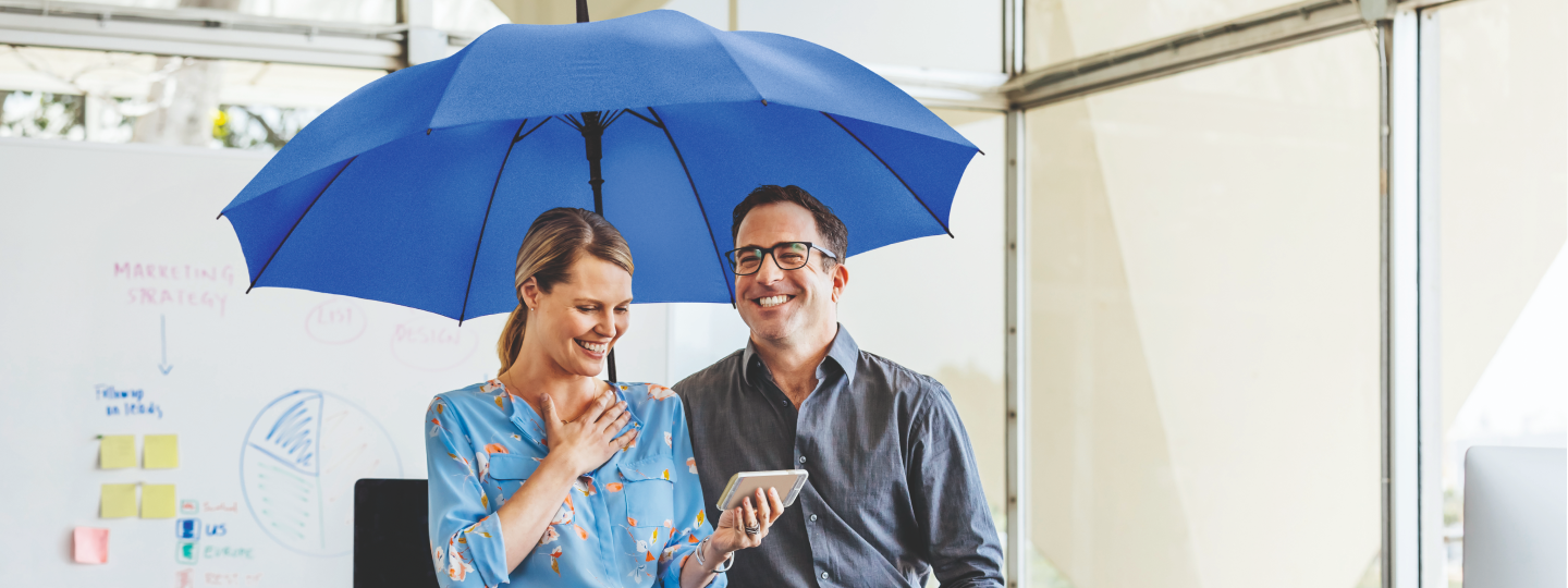 Mann und Frau auf einem Segelboot am Steuerrad auf einem Gewässer