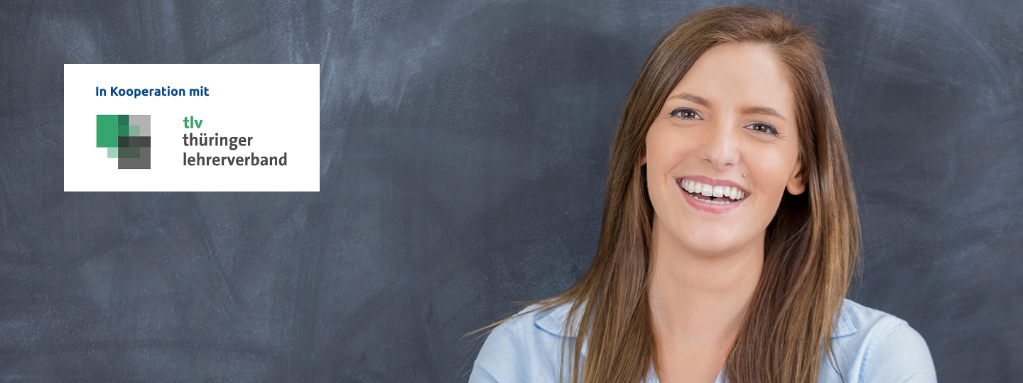 Lachende Frau vor Tafel mit Logo von Kooperationspartner tlv