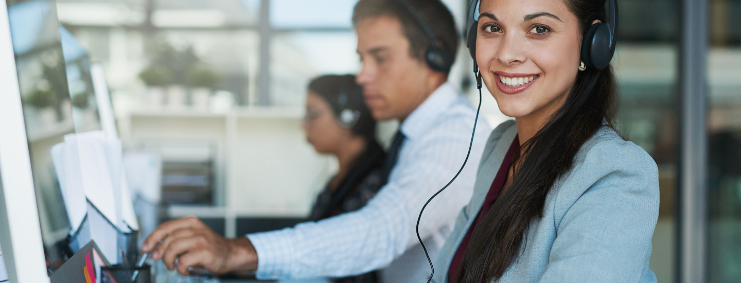 Frau mit Kopfhörer lächelt in die Kamera