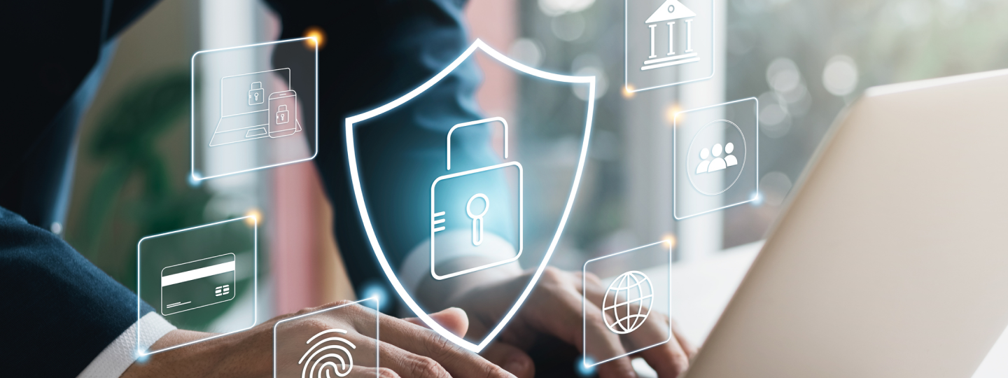 Laptop mit Gedankenblasen zur Sicherheit