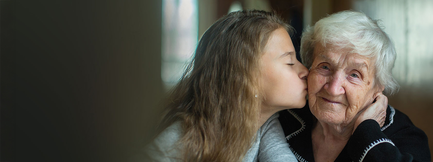 Enkelin küsst Oma auf die Wange