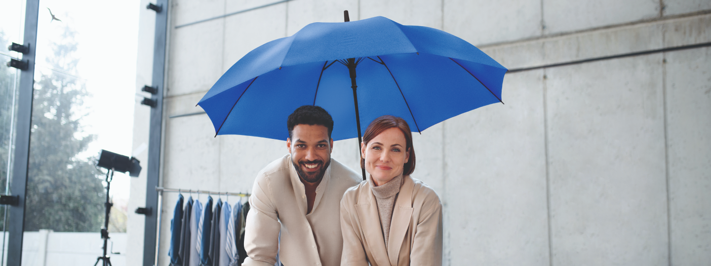 Mann und Frau auf einem Segelboot am Steuerrad stehend auf einem Gewässer