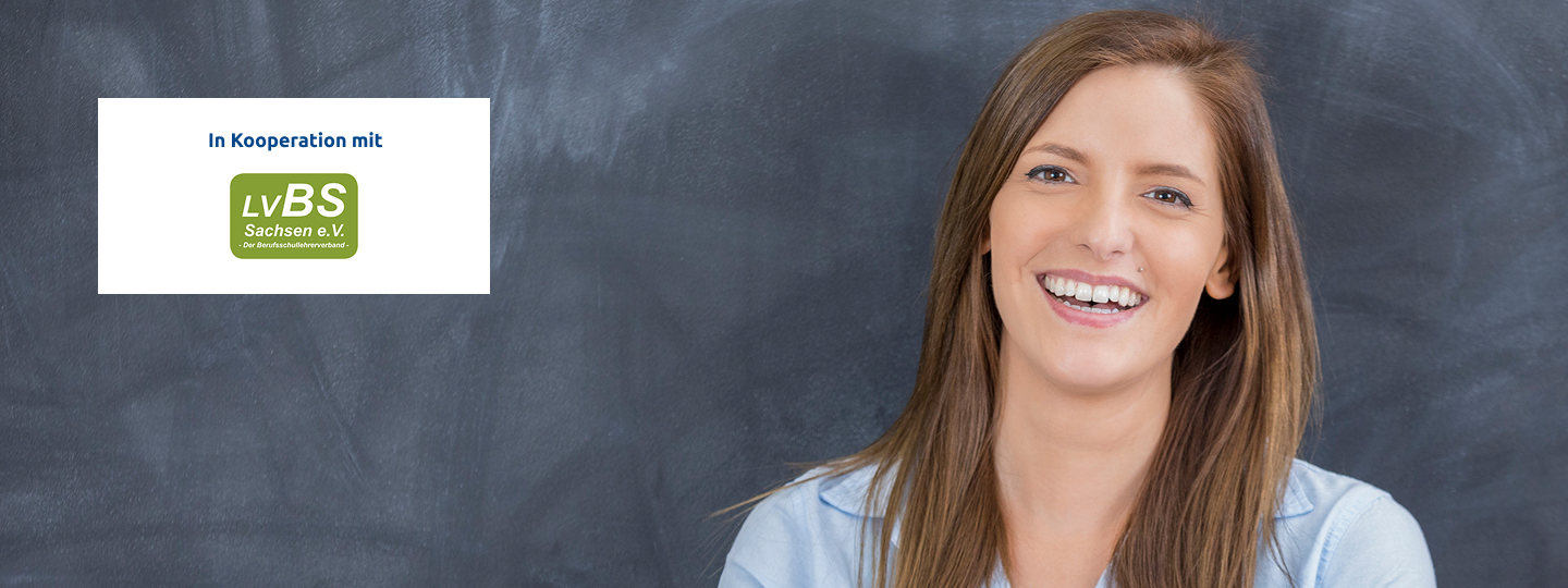 Lachende Frau vor Tafel mit Logo von Kooperationspartner LVBS Sachsen