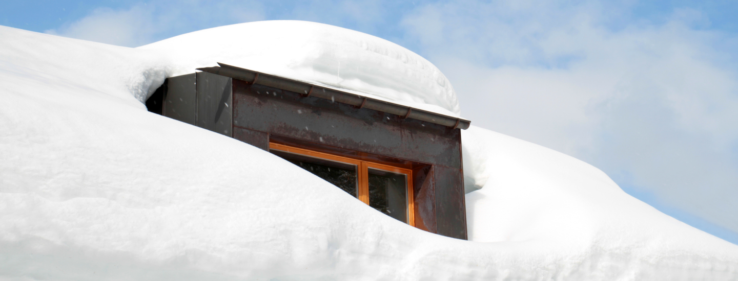 Schnee auf einem Dach.