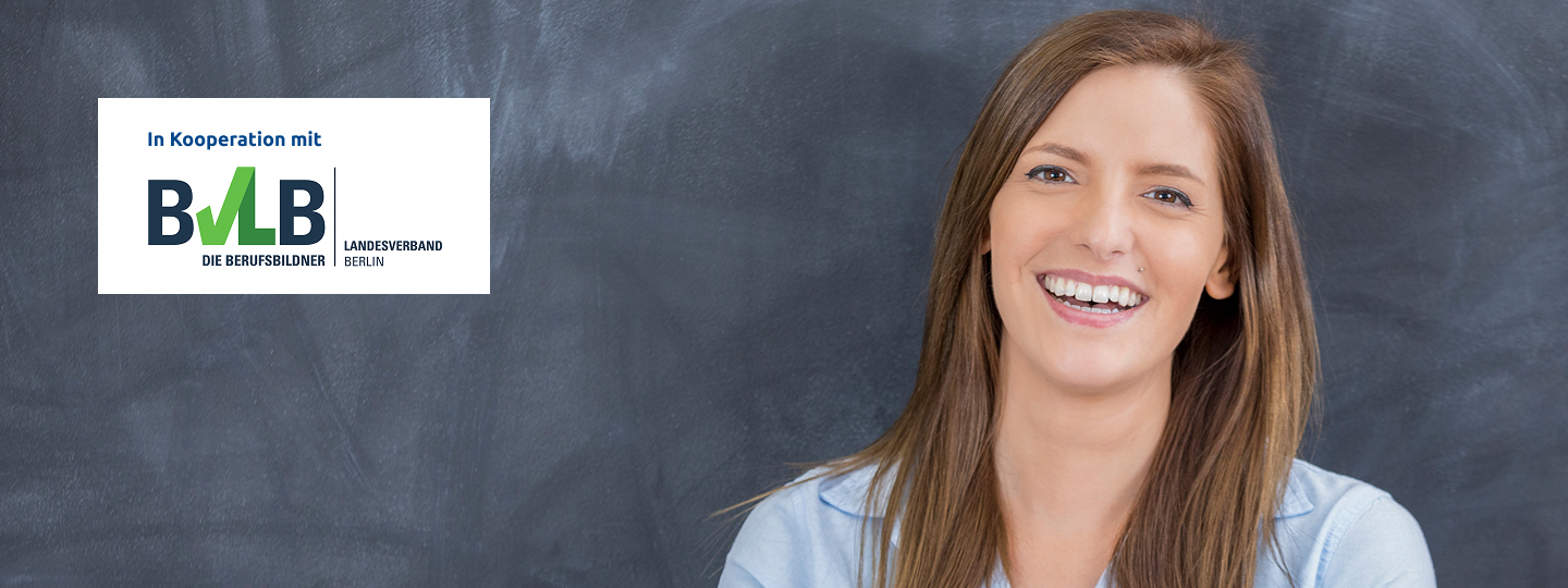 Lachende Frau vor Tafel mit Logo von Kooperationspartner BVLB