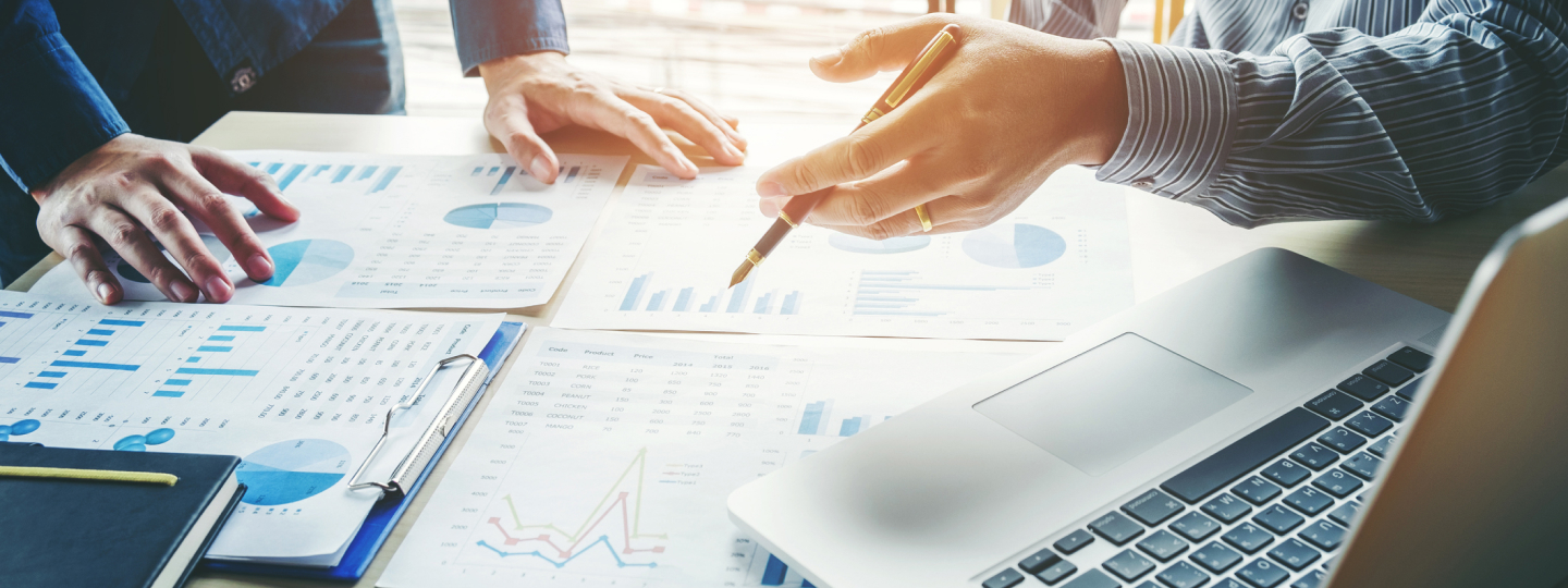 Hände über Dokumenten