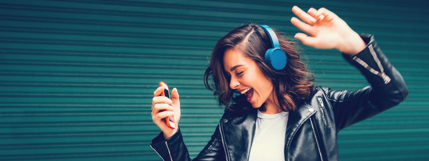 tanzende Frau mit Kopfhörern