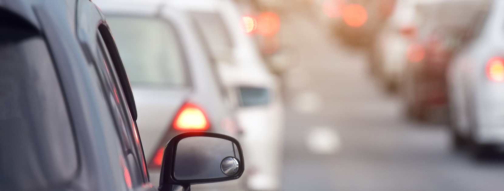 Autos stehen im Stau.