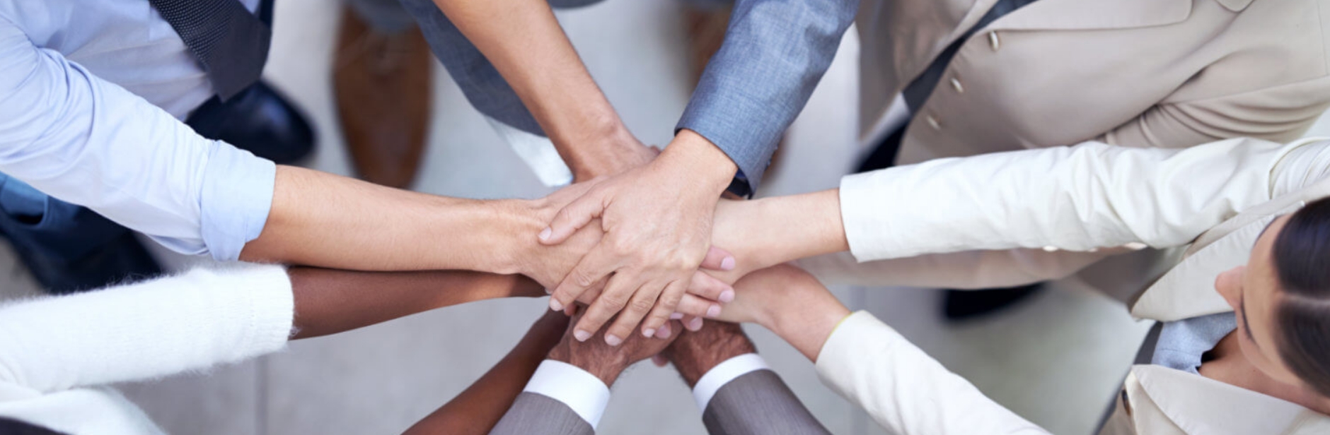 Die Hände von einem halben Dutzend Menschen treffen sich in der Mitte