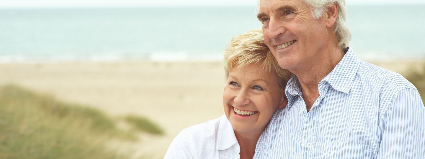 Lächelndes älteres Ehepaar am Meer 