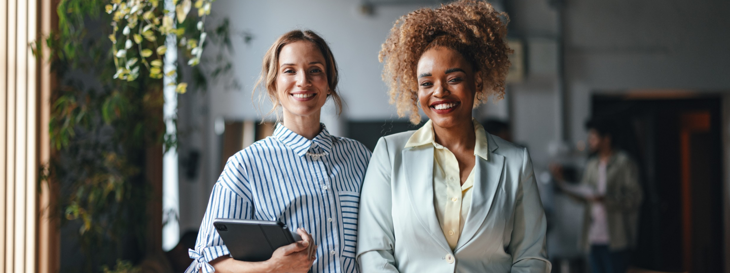Zwei lächelnde Frauen im Büro