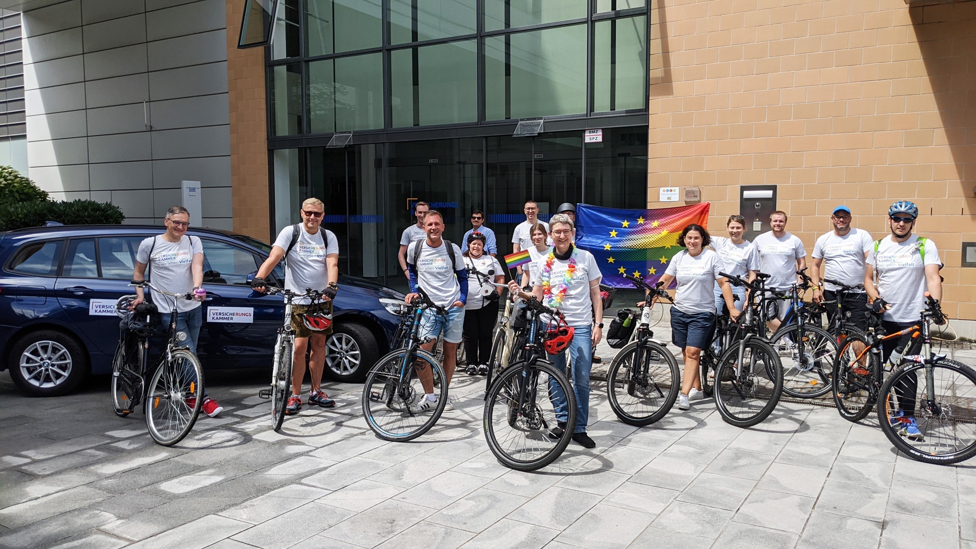 Gruppenfoto von Mitarbeitern im Juli 2021 bei einer Fahrrad-Demonstration beim München Pride