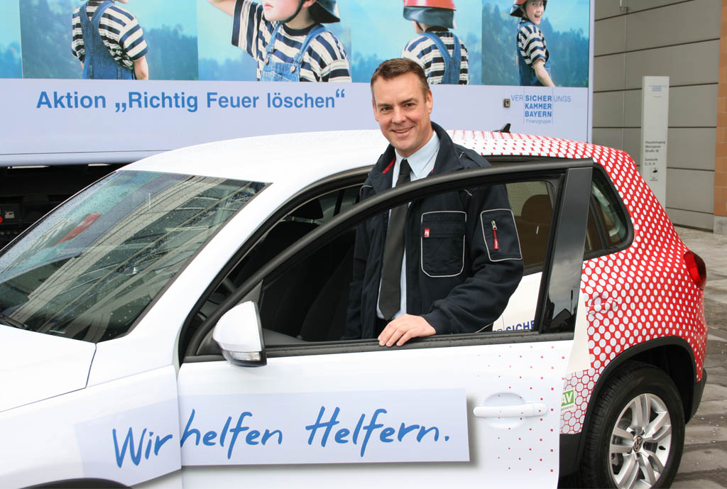 Unser Experte Florian Ramsl vom Sponsoring der Feuerwehr kennt sich im Umgang mit Feuerlöschern aus.