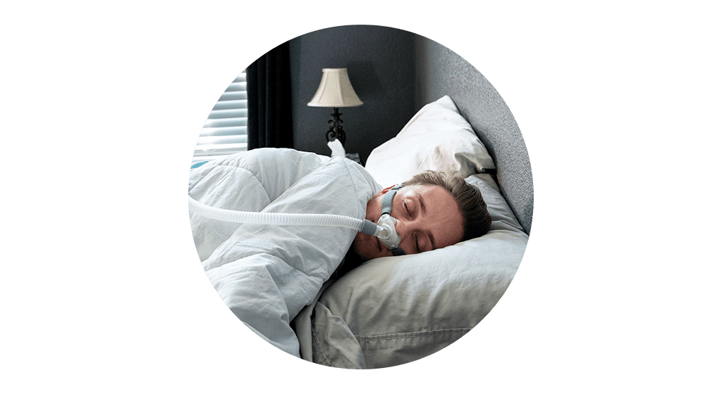 Bild: Frau mit Inhalationsgerät im Bett