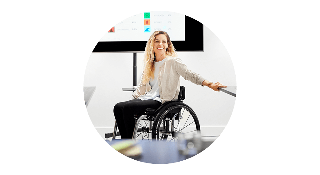 Bild: Frau im Rollstuhl im Büro