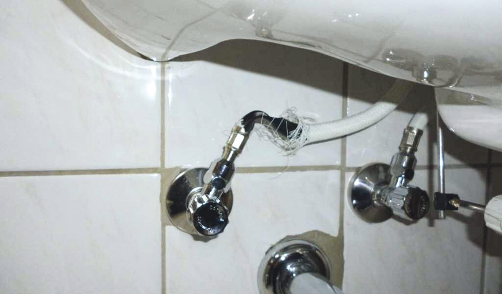 Schadenbild Leitungswasser Waschbecken