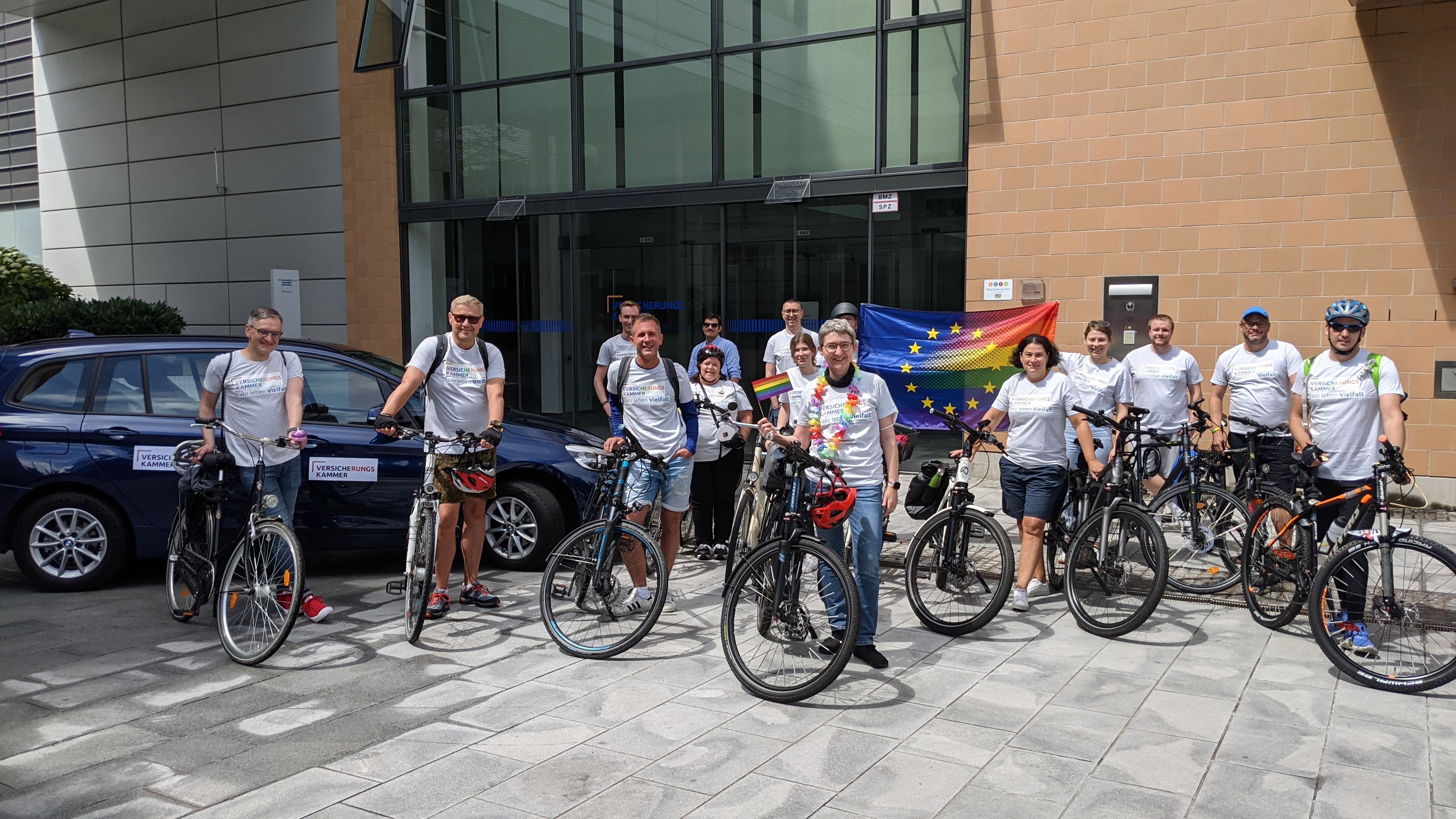 Gruppenbild vor Konzernzentrale