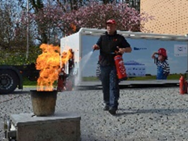 Das Infomobil „Richtig Feuer löschen“ der Versicherungskammer Bayern