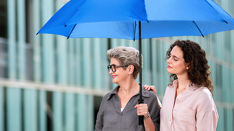 Zwei Damen mit blauem Schirm